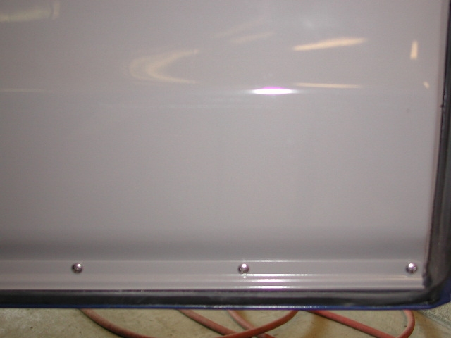 21_54DoorSeal The side door seal is one continuous piece that joins under the lower seal retainer.
